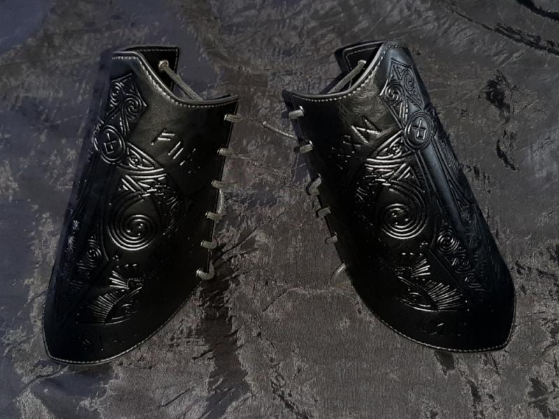 ARMSCHUTZ ARMSCHIENEN SCHWARZ mit Runen Symbolen Prägung Wikinger Mittelalter LARP Rollenspiele