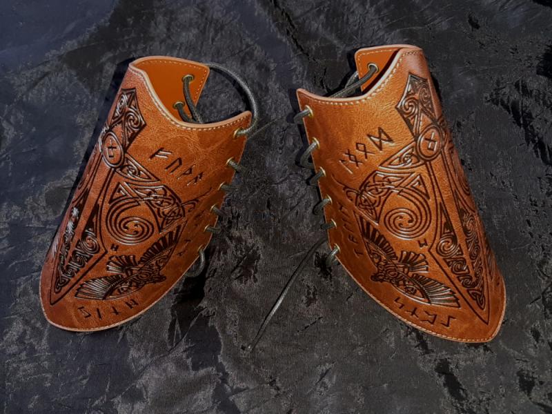 ARMSCHUTZ ARMSCHIENEN BRAUN mit Runen Symbolen Pr&auml;gung Wikinger Mittelalter LARP Rollenspiele