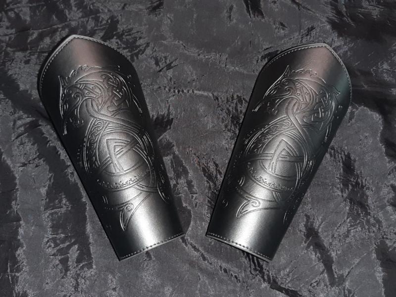 ARMSCHUTZ ARMSCHIENEN SCHWARZ mit Drachen Symbol Pr&auml;gung Wikinger Mittelalter LARP Rollenspiele