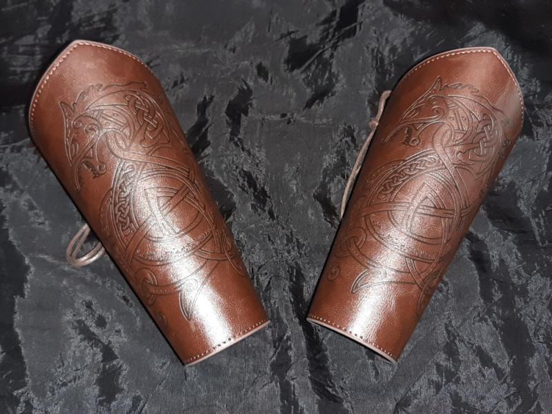 ARMSCHUTZ ARMSCHIENEN DUNKELBRAUN mit Drachen Symbol Prägung Wikinger Mittelalter LARP Rollenspiele