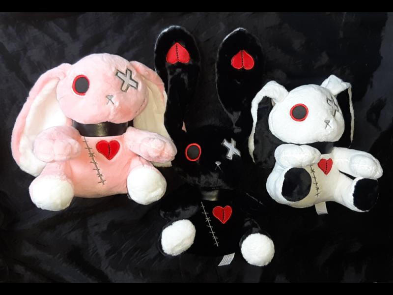 HORROR HASEN TRIO Gothic Pl&uuml;sch Puppen Stofftiere Set schwarz wei&szlig; rosa Kuscheltiere Figuren