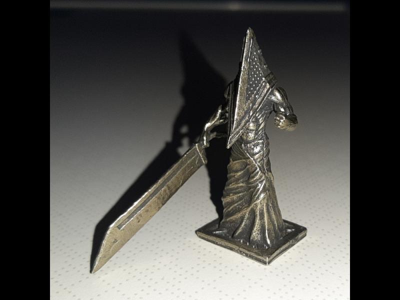 SILENT HILL PYRAMID HEAD Metall Mini Figur Statue golden Patina Red Pyramid Thing Deko