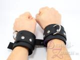 HANDFESSELN *PURE LUXURY* - schwarze Leder Hand-Fesseln dreilagig mit Doppelkarabiner
