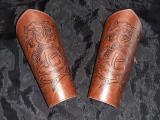 ARMSCHUTZ ARMSCHIENEN BRAUN mit Drachen Symbol Pr&auml;gung Wikinger Mittelalter LARP Rollenspiele