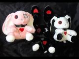 HORROR HASEN TRIO Gothic Pl&uuml;sch Puppen Stofftiere Set schwarz wei&szlig; rosa Kuscheltiere Figuren